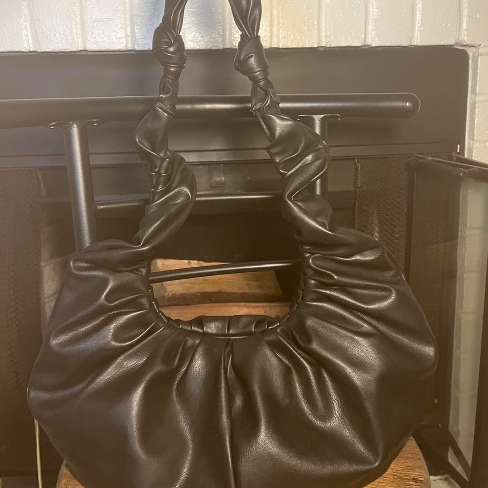 Super cute black shoulder bag 🖤
Ruching detailing